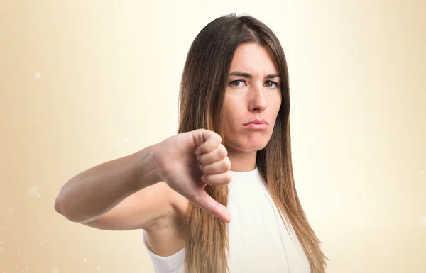 Chica haciendo mala señal —  Fotos de Stock