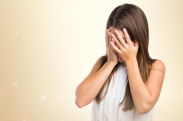 Mädchen bedeckt ihr Gesicht — Stockfoto