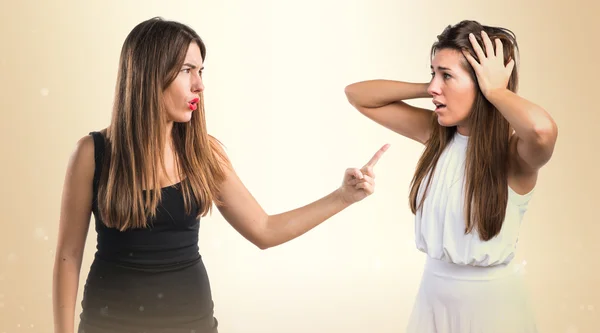 Mujer gritándole a su hermana — Foto de Stock