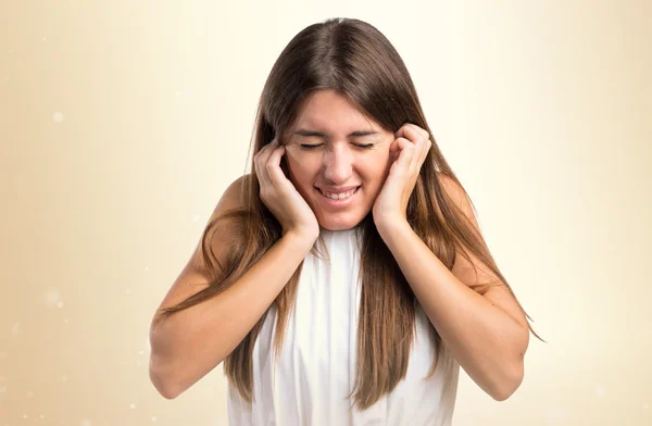 Menina cobrindo seus ouvidos — Fotografia de Stock