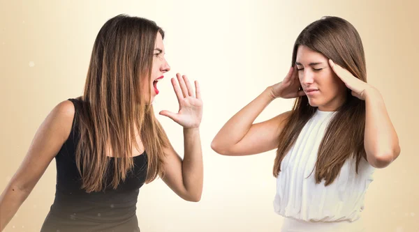 En kvinne som roper til sin søster: – stockfoto