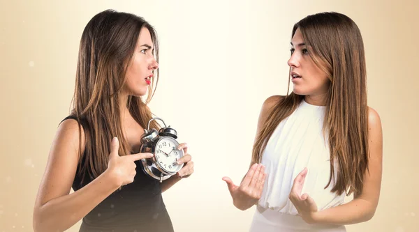Woman accusing her sister for being late — Stock Photo, Image