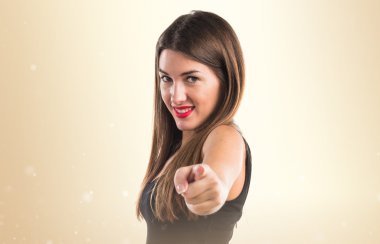 Öne doğru işaret kız