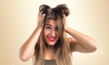 Koyu sarı arka plan üzerinde oldukça esmer kız