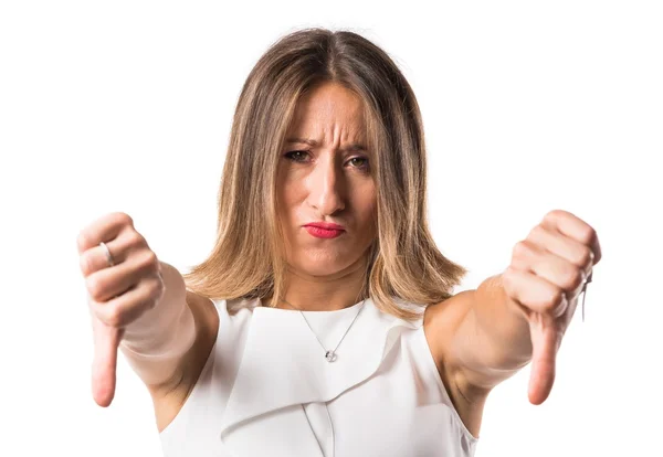 Frau macht schlechtes Signal — Stockfoto