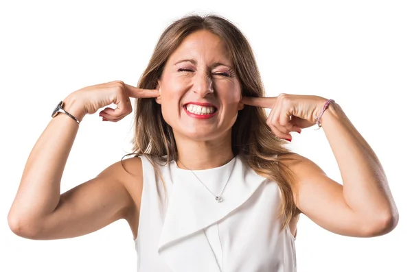 Mujer cubriéndose los oídos — Foto de Stock