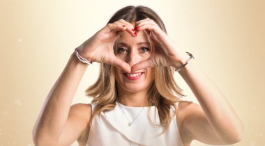 Kadın elleriyle kalp yapıyor.