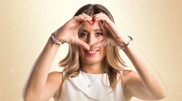 Woman making a heart with her hands — Stock Photo, Image