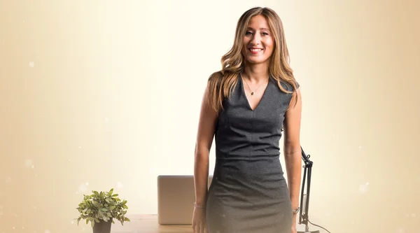 Femme travaillant dans son bureau — Photo