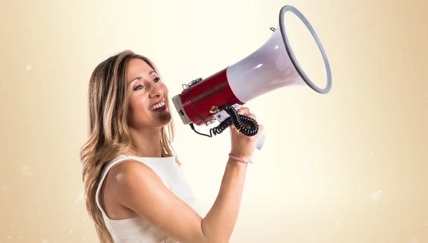 Vrouw schreeuwen door megafoon — Stockfoto