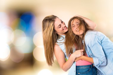 Beyaz arka plan üzerinde oynayan arkadaşlar