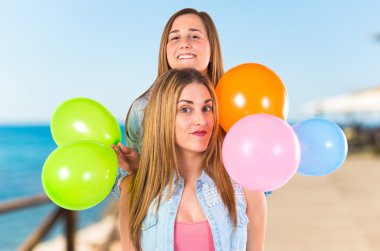 Beyaz arka plan üzerinde birçok balon ile arkadaş