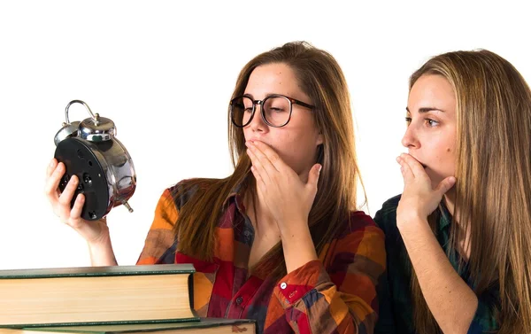 Estudiantes sosteniendo reloj vintage — Foto de Stock