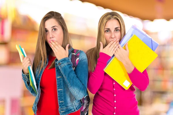 Student kvinnor gör överraskning gest över vit bakgrund — Stockfoto