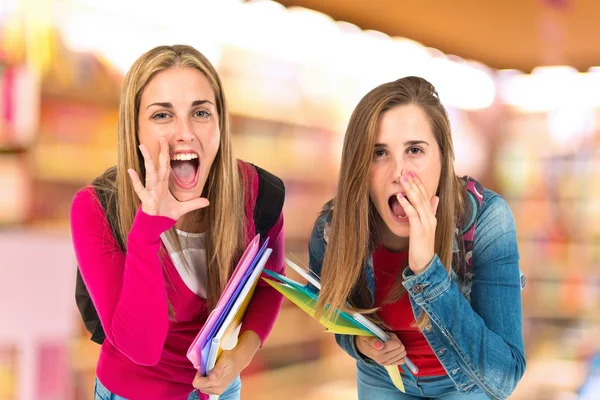 Student kvinnor skrika över isolerade vit bakgrund — Stockfoto