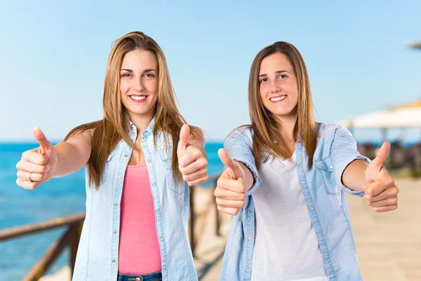 Freunde mit Daumen nach oben über weißem Hintergrund — Stockfoto