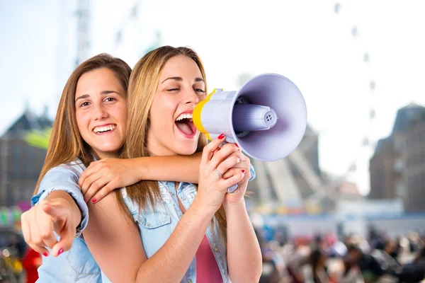 Meisjes shoutimg met megafoon op witte achtergrond — Stockfoto