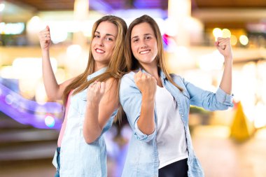 izole beyaz arka plan üzerinde şanslı kızlar