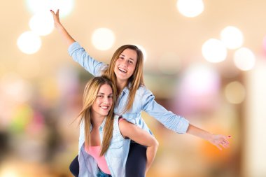 Beyaz arka plan üzerinde oynayan arkadaşlar