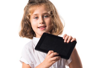 Bir tablet tutan kız