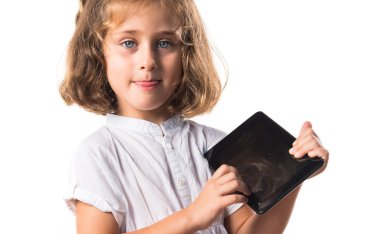 Bir tablet tutan kız