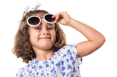 Beyaz arka plan üzerinde sarışın çocuk