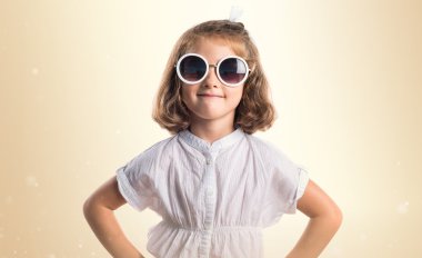 Beyaz arka plan üzerinde sarışın çocuk