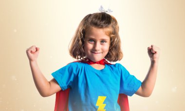 Süper kahraman gibi giyinmiş çocuk