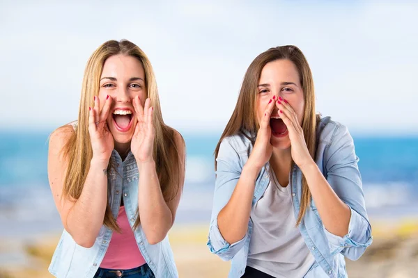 Friends shouting over isolated white background — Stock Photo, Image