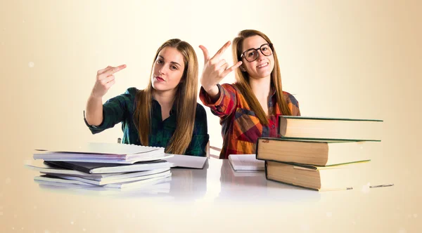 Student gör horn gest — Stockfoto