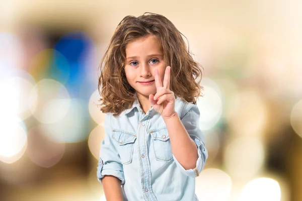 Rubia niña haciendo gesto de victoria — Foto de Stock