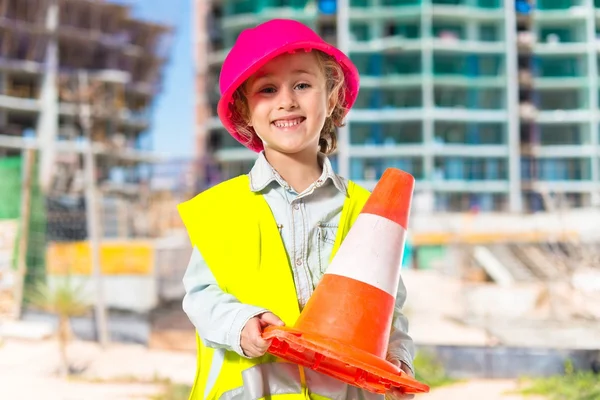 Blond liten flicka klädd som workman — Stockfoto