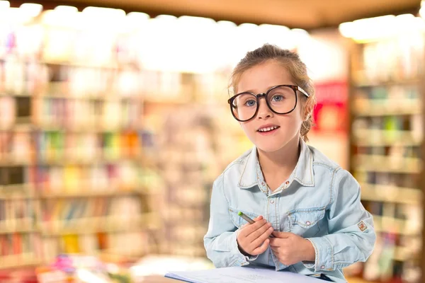 Kleines Mädchen mit Brille — Stockfoto