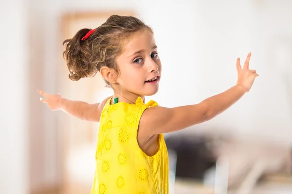 Blond liten flicka dansa över vit bakgrund — Stockfoto