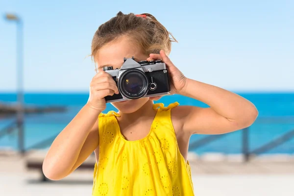 Blonďatá holčička fotografování něco — Stock fotografie