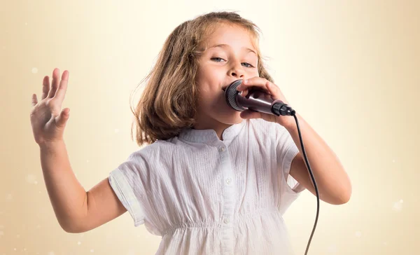 Girl singing with microphone — Stock Photo, Image