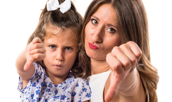 Mãe e filha fazendo mau sinal — Fotografia de Stock