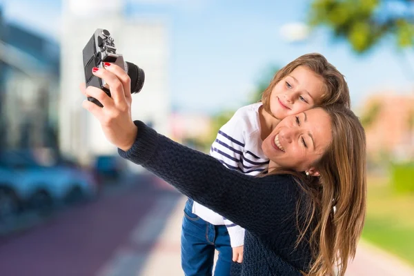 Madre e hija fotografiando sobre fondo blanco —  Fotos de Stock