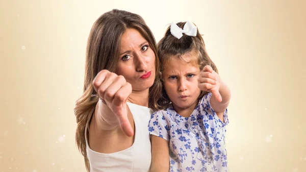 Mother and daughter doing bad signal — Stock Photo, Image