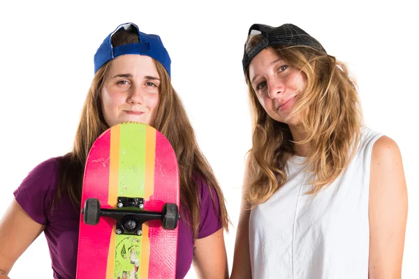 Два друга со скейтбордами — стоковое фото