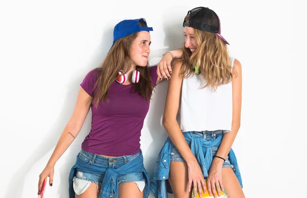 Two friends with their skateboards — Stock Photo, Image