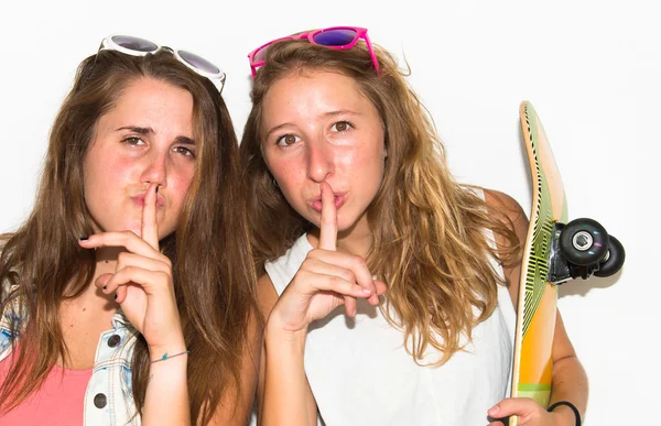 Deux amis avec leurs skateboards faisant un geste de silence — Photo