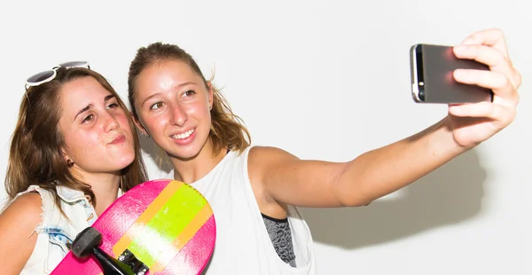 Meninas fotografando com seus patins fazendo uma selfie — Fotografia de Stock