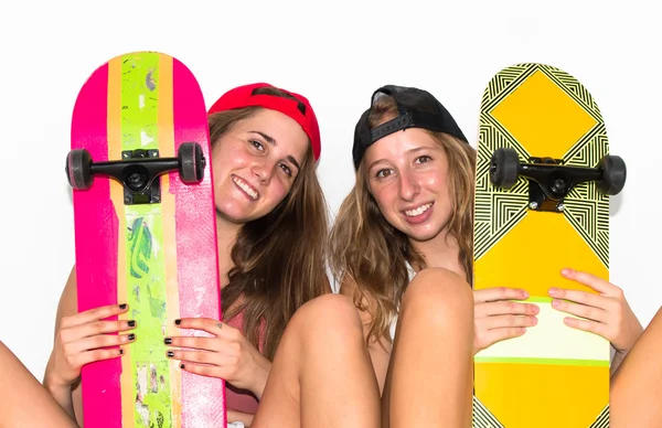 Friends with their skateboards — Stock Photo, Image