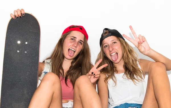 Vänner med sina skateboards gör seger gest — Stockfoto