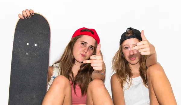 Друзья со скейтбордами делают жест рога — стоковое фото