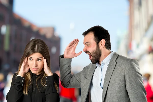 Geschäftsmann schreit seine Freundin vor weißem Hintergrund an — Stockfoto