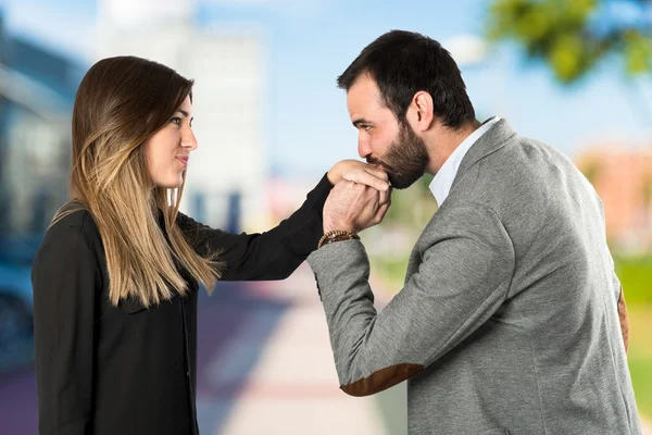 Mann küsst die Hand einer Frau vor weißem Hintergrund. — Stockfoto