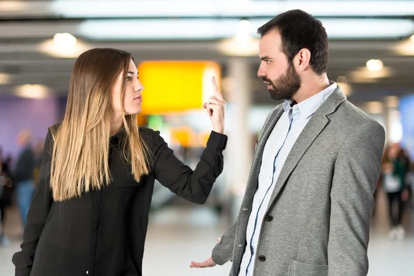 Fille faisant le signe de corne à son petit ami sur fond blanc — Photo