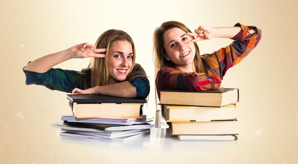 Étudiants faisant geste de victoire Photo De Stock